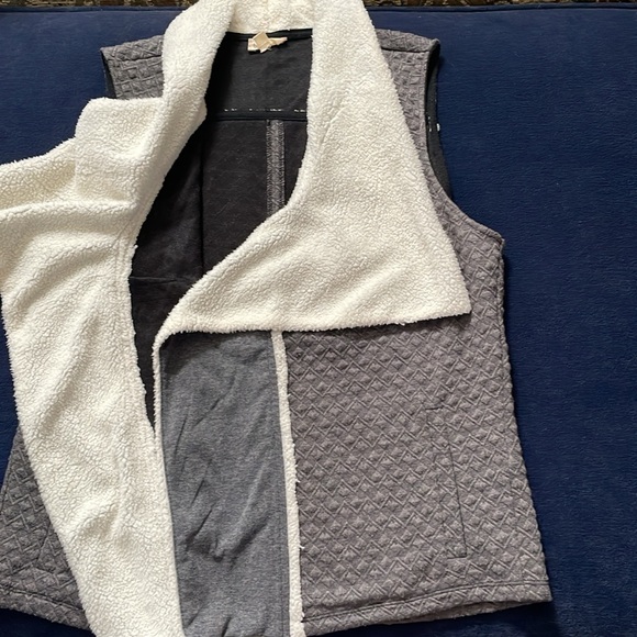 Hem & thread great vest with white fleece detailing. Size L. - Picture 3 of 6